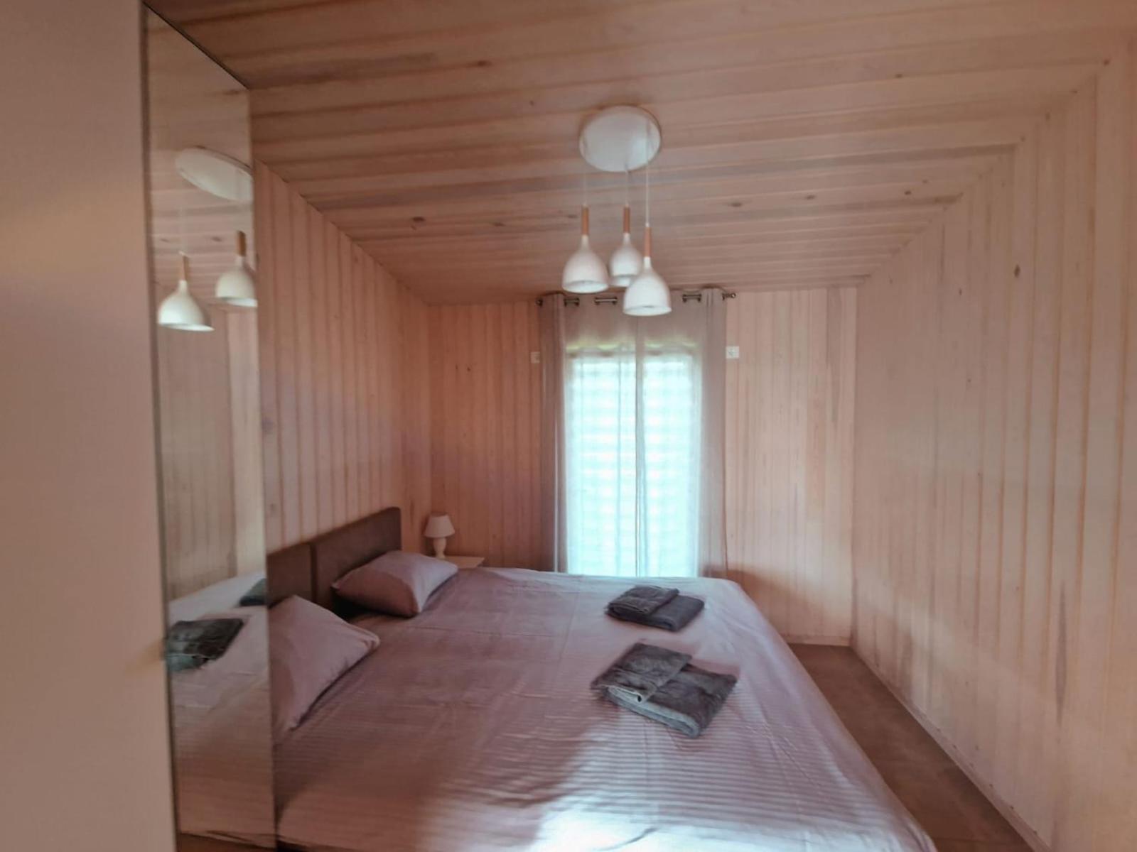 Sila terases Aparthotel Madona Bilik gambar