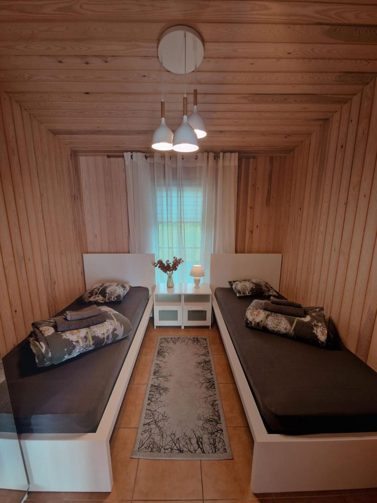 Sila terases Aparthotel Madona Bilik gambar
