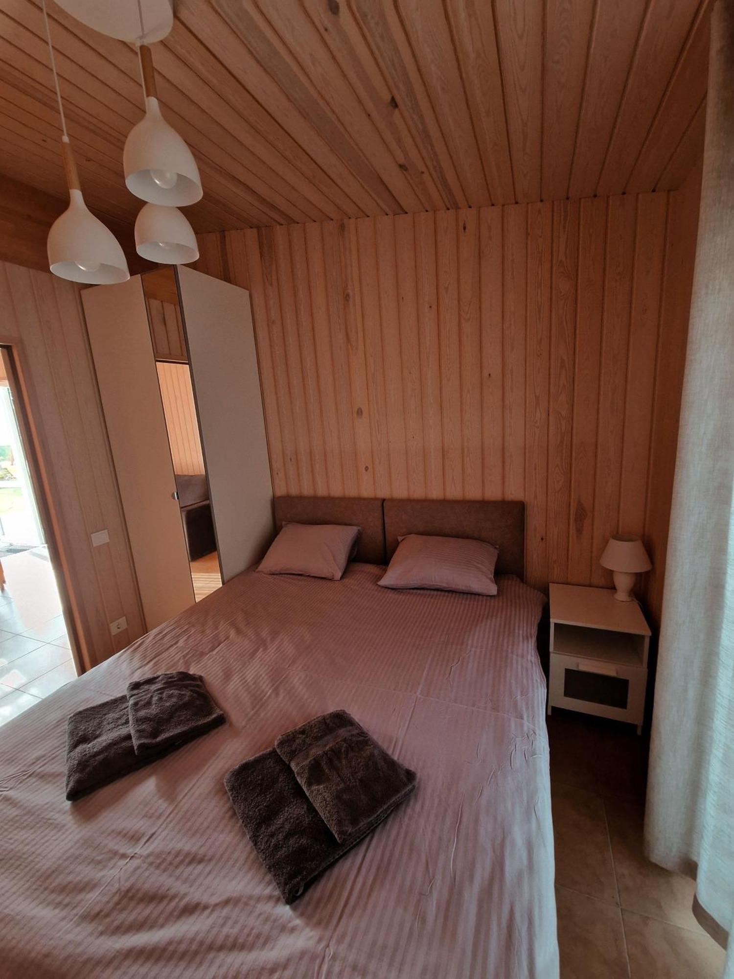 Sila terases Aparthotel Madona Bilik gambar
