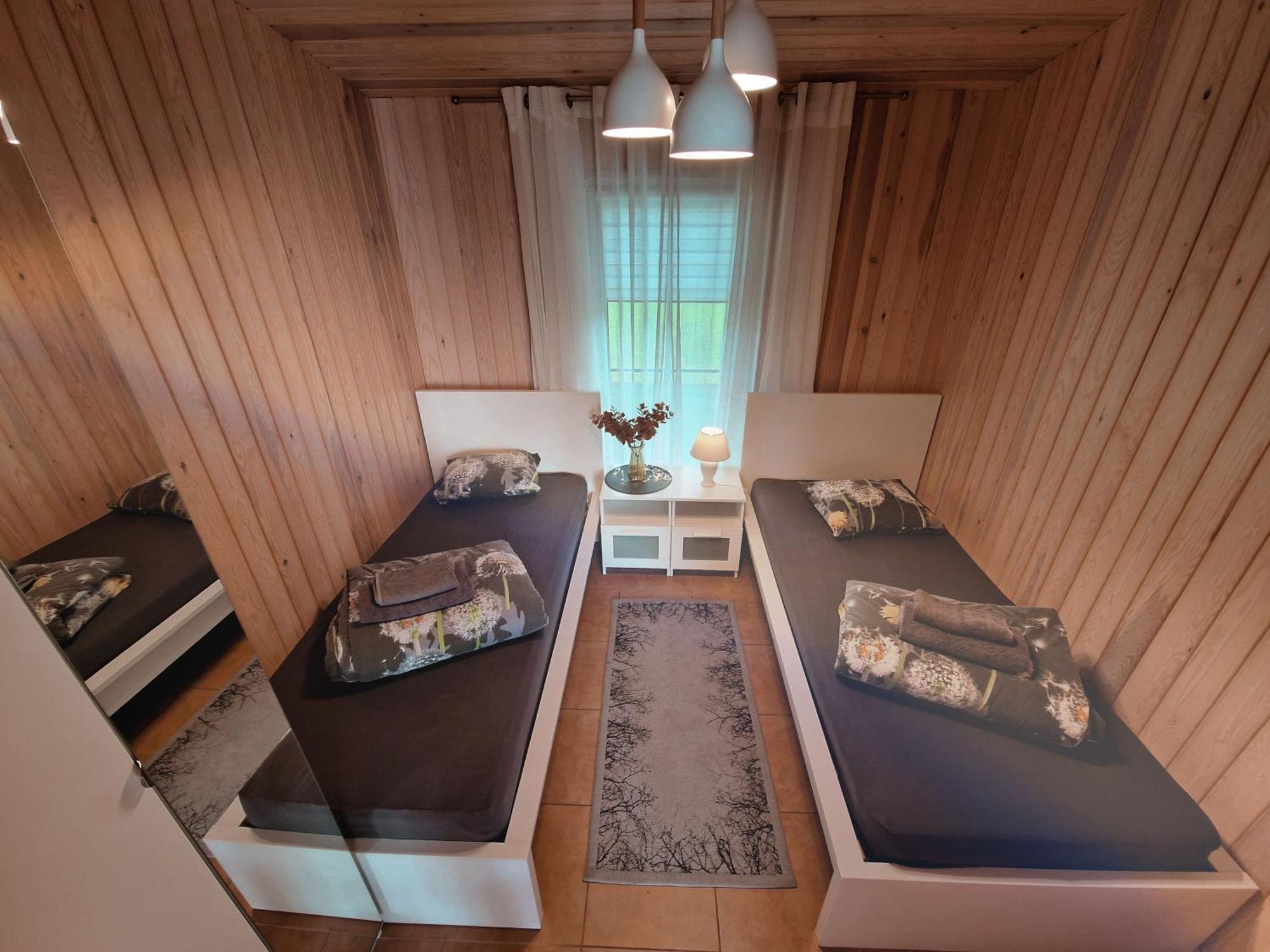 Sila terases Aparthotel Madona Bilik gambar