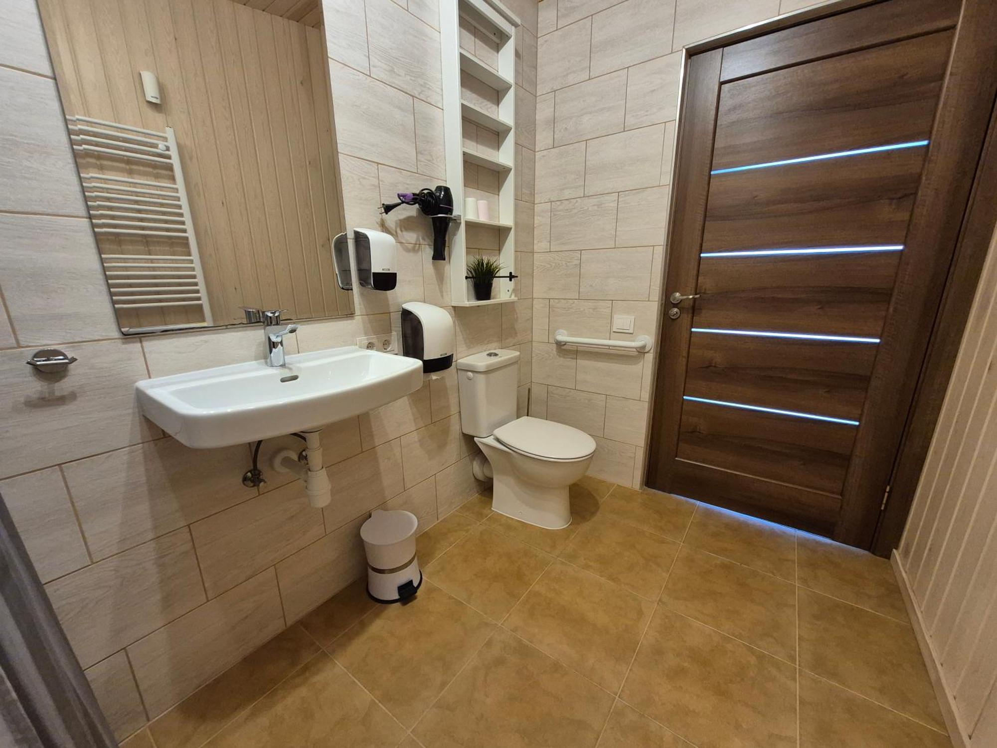 Sila terases Aparthotel Madona Bilik gambar